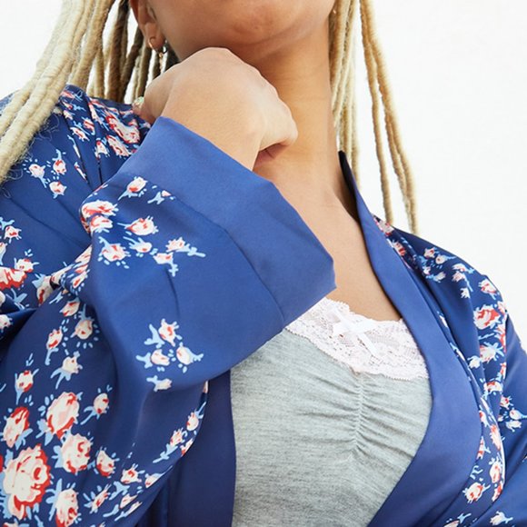 SALE ποΈποΈπNWT Luxurious Satin Flowered Navy Blue Robe by Morgan Laneππ₯π₯π₯ - Picture 5 of 7